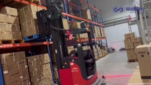  尋跡智行機(jī)器人前移堆高叉車R20，窄通道高位存取，助力知名醫(yī)藥企業(yè)智能化出入庫(kù)